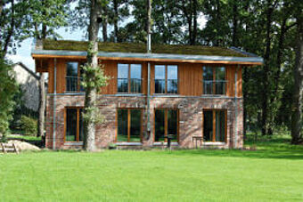 Das begrünte Dach sorgt für ein Plus an Wohnkomfort und leistet einen wichtigen Beitrag zur Energiebilanz des KfW-40-Hauses in Hemslingen.