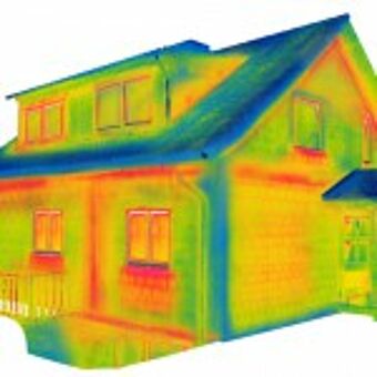 Thermografie-Aufnahmen (auch Wärmebilder genannt) zeigen schonungslos, wo das Haus am meisten Wärme verliert. Die größten Baustellen bei Altbauten sind Dach und Fassade. Hier die Thermografie eines Hauses ohne Dämmung.