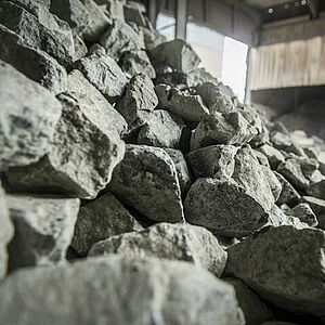 Steinwolle wird aus heimischen Rohstoffen wie Kalkstein, Sand, Feldspat, Basalt und Dolomit hergestellt.