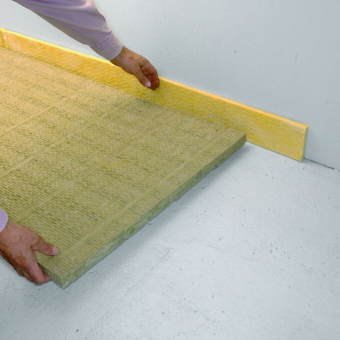 Eine Fußbodendämmung mit Mineralwolle dämmt den Trittschall ein und sorgt dank ihrer wärmedämmenden Eigenschaften für mehr Behaglichkeit zu Hause.