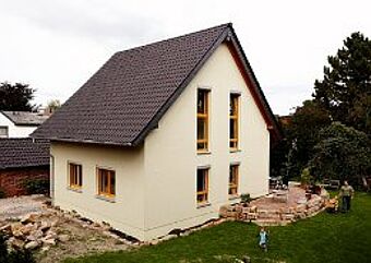 Nach der Sanierung: Mehr Wohnraum, ein großer Garten, möglichst geringe Unterhalts- und Energiekosten – das Einfamilienhaus in Oberhausen erfüllt jetzt sämtliche Wünsche der vierköpfigen Eigentümerfamilie.